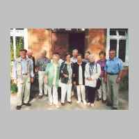 027-1010 Schultreffen Gross Engelau 2001. Die Teilnehmer vor dem Kloster in Ratzeburg..jpg